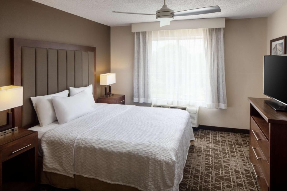 One Bedroom King Suite Accessible- Non Smoking